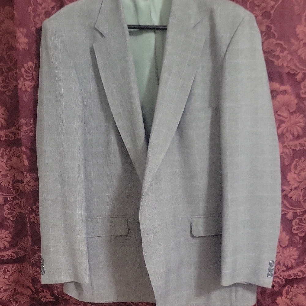 Gray Sport Coat with Notched Lapel and Textured Subtle Plaid